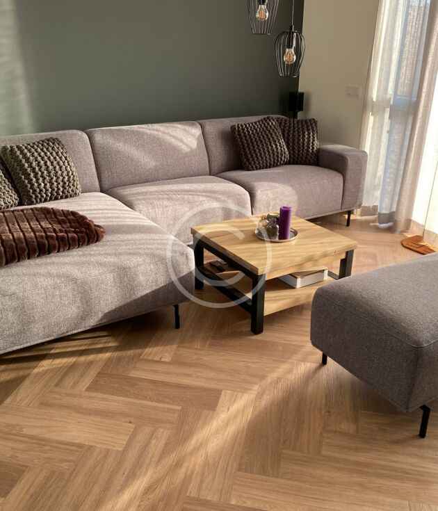 Warm oak herringbone laminate